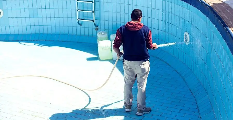 commercial pool cleaning services